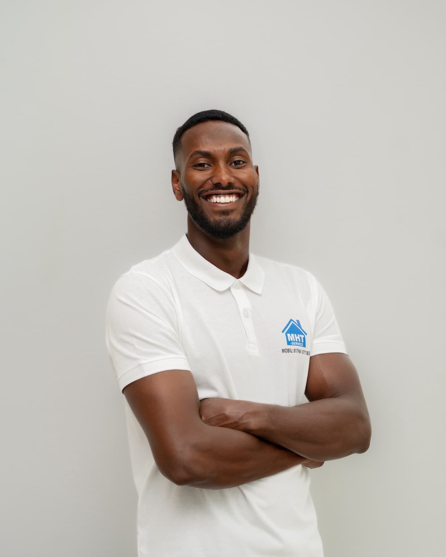 Hassan, Inhaber von MHT-Service, im Firmen-Polo — Reinigung, Entrümpelung und Objektbetreuung